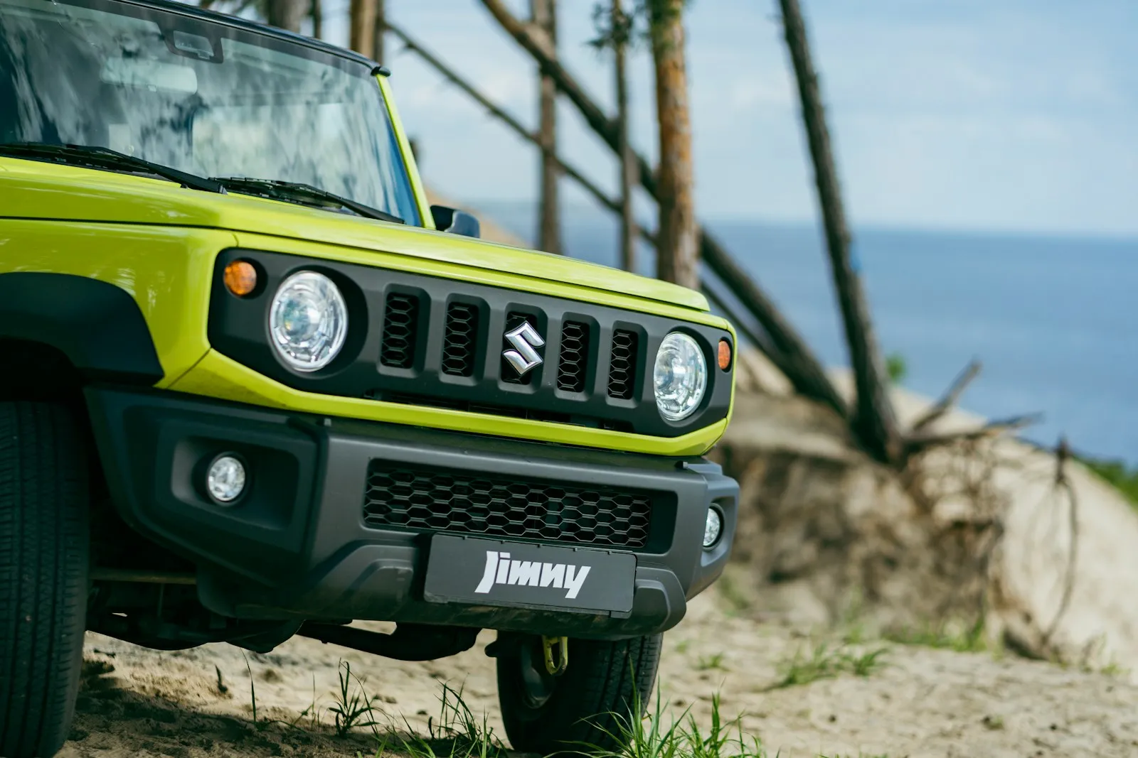 Suzuki Jimny 5 Pintu Dalam Gaya Retro: Sebuah Modifikasi Digital (Ilustrasi)